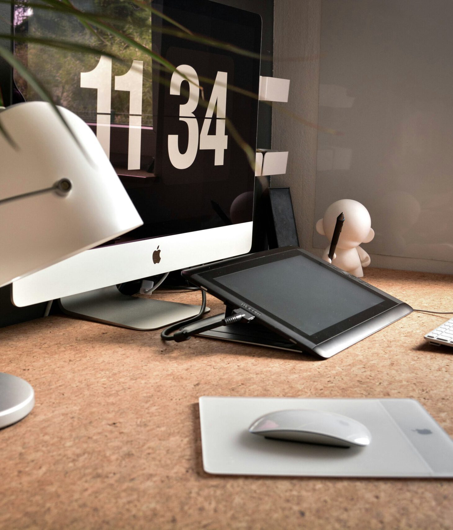 Schreibtisch mit Kamera, Laptop und Zeichentablet