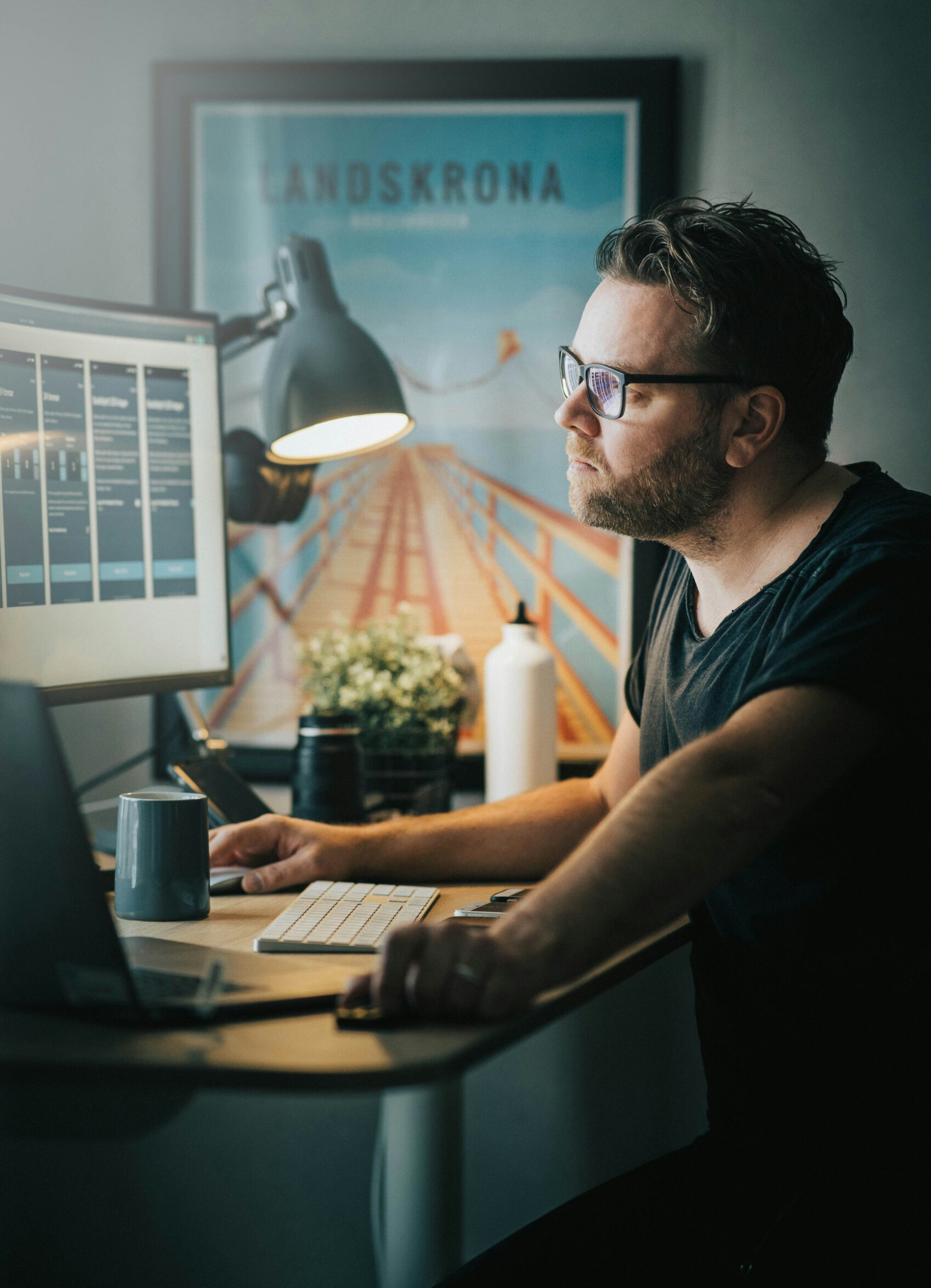 Grafiker am Schreibtisch bei der Arbeit